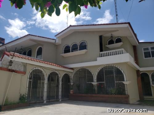 CASA TIPO EMBAJADA EN RENTA EN ZONA 13 / MUNDO INMOBILIARIO