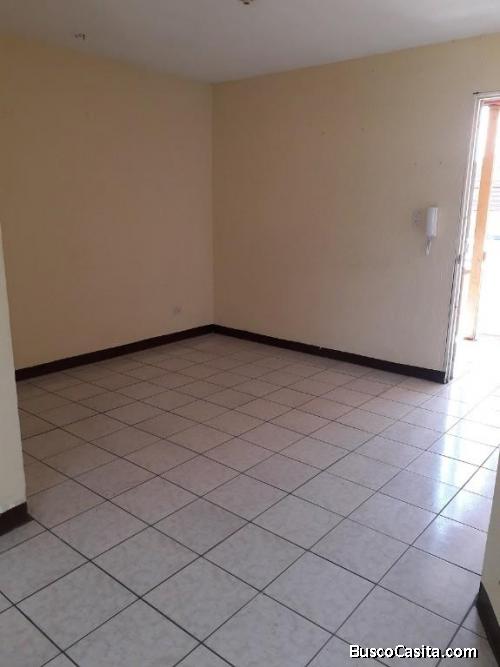 Apartamento con parqueo disponible