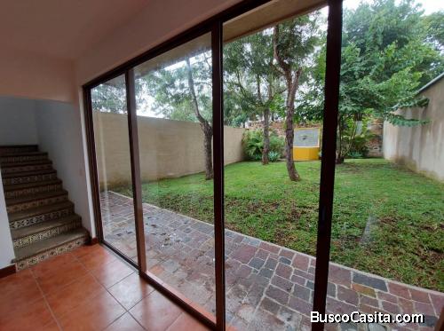 ALQUILO CASA EN CONDOMINIO UBICADO EN SAN PEDRO LAS HUERTAS 