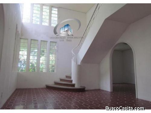 CASA EN RENTA ZONA 14 A POCOS METROS DE LAS AMERICAS