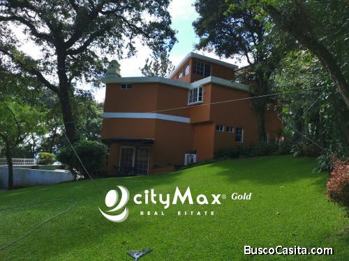 CityMax vende elegante Residencia en Las Hojarascas, carretera Mixco, Guatemala.