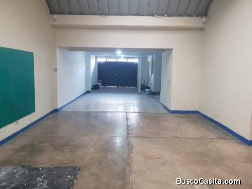 Renta Casa en Avenida Hincapié zona 13, con 9 ambientes y 15 parqueos