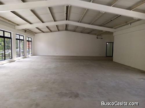 Renta amplio local comercial en zona 13