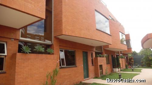 RESIDENCIA EXCLUSIVA EN CONDOMINIO ZONA 14