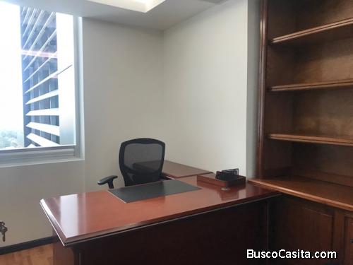 Oficina amueblada en renta zona 15 Edificio Corporativo