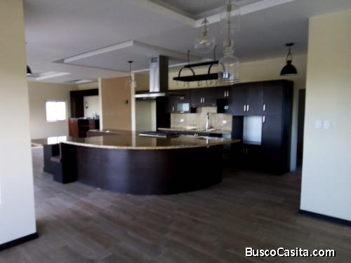 Venta Amplia Casa en exclusivo condominio en Santa Catarina Pinula