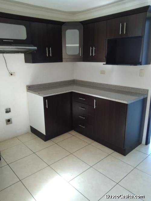 Casa en venta y renta en San Cristóbal, Mixco, Guatemala