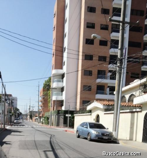 Rento Oficina en Zona 10, a pocos metros de Diagonal 6