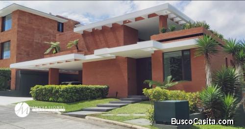 Casa de tres niveles en Venta Zona 16