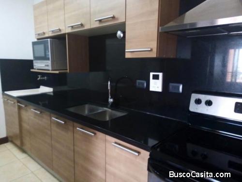 Renta Apartamento en piso alto en excelente ubicación zona 10