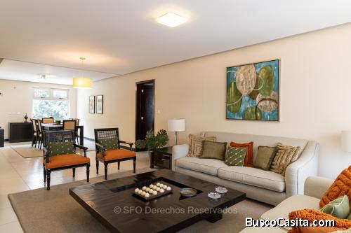 Apartamento Amueblado en Zona 10 en Renta