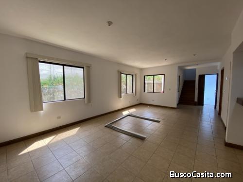 Casa en Renta cercana a Boulevard Acatán, zona 16.