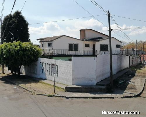CASA EN VENTA CON AMPLIO TERRENO EN COL. ENRIQUETA, VILLA NUEVA.