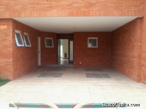 Renta casa en zona 16 dentro de condominio