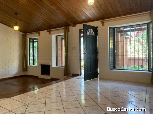 VENTA DE CASA DE 1 NIVEL CON AMPLIO JARDIN CERCANO A LA ANTIGUA