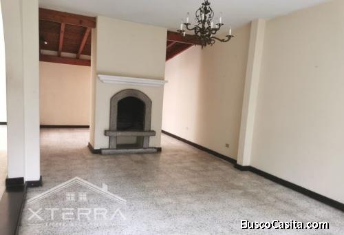 Vendo casa muy amplia en zona 14