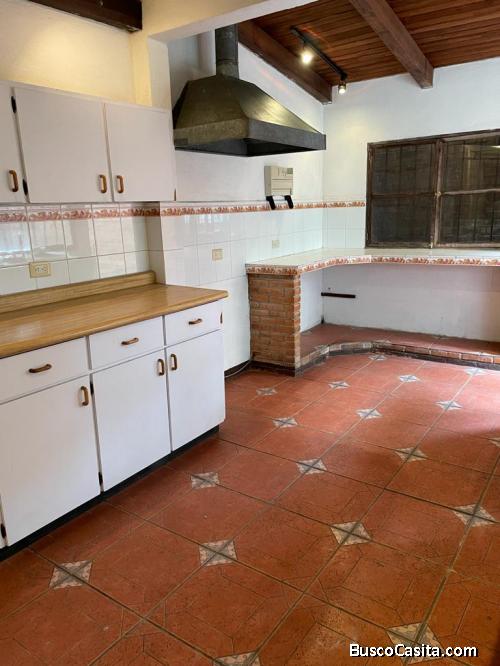 EN DIRECTO: Casa en renta con amplios ambientes zona 7 colonia Tikal II – con garita.