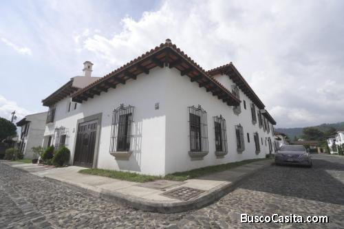 HERMOSA CASA DE ESQUINA EN VENTA, ANTIGUA GUATEMALA