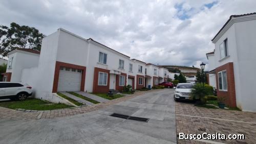 Vendo Casa en Hacienda de las Flores. 