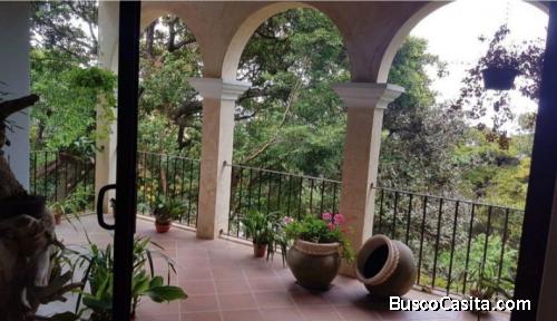 Zona 1 Mixco Casa de 5 Dormitorios Tipo Colonial de 3 Niveles 