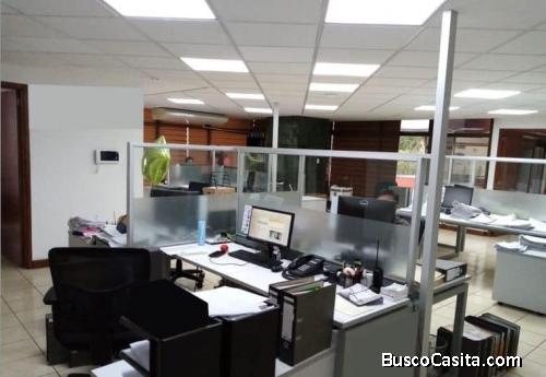 Oficina en alquiler con 8 parqueos Z.9 
