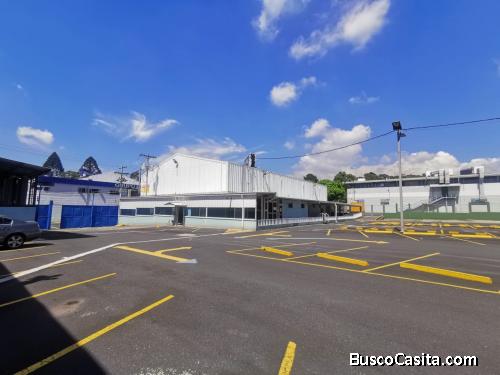 Propiedad con 100 parqueos, oficinas, bodegas