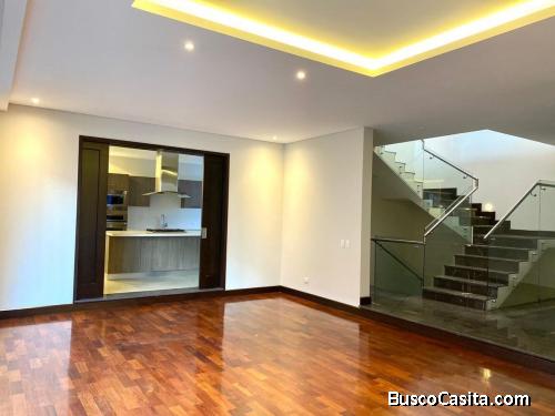 Casa Zona 15, 8 parqueos, 4 dormitorios 