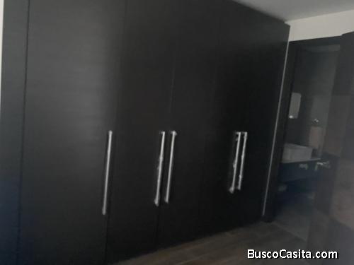 Alquilo habitación en zona 10 , grande y bien ubicada 