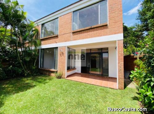 Zona 14 La Cañada Alquilo Casa con pequeño Jardin