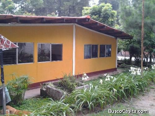 Terreno en venta con construcción en San Juan Sacatepéquez. 