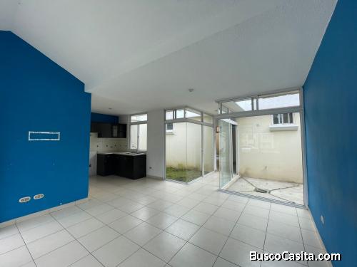 Casa en venta dentro de residencial en Santiago Sacatepequez
