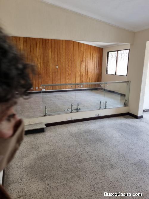 En renta amplia casa para oficinas en Aurora I zona 13