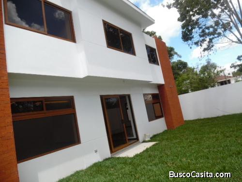 MUNDO INMOBILIARIO VENDE CASA EN ZONA 16, CIUDAD DE GUATEMALA.