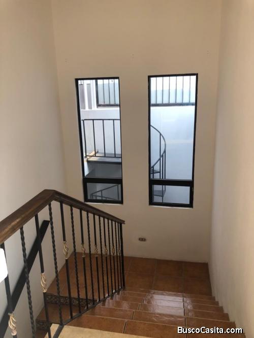 CASA EN ALQUILER ZONA 10, IDEAL OFICINAS