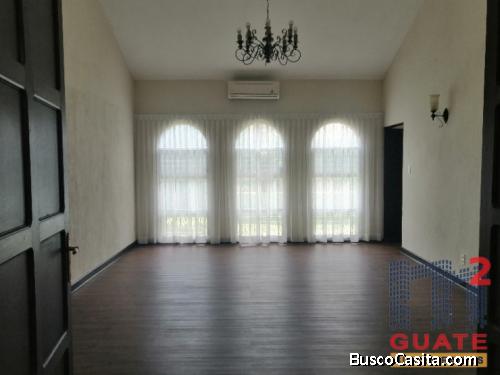 Casa de 385 m2 de construcción, en Renta Zona 10