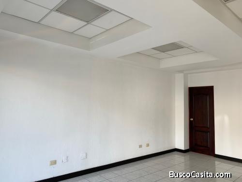 OFICINA EN RENTA UBICADA EN ZONA 5