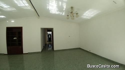 Zona 10 Alquilo casa para oficina