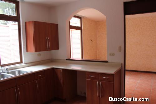 RENTO CASA EN LOS FAROLES, SAN LUCAS SACATEPEQUEZ