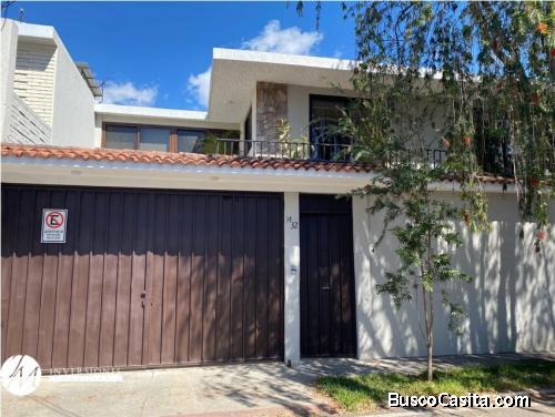 Casa en venta en zona 10 con garita