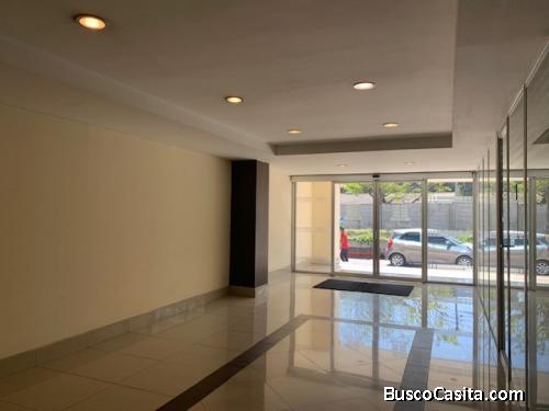 Amplia Oficina en renta en primer nivel zona 10