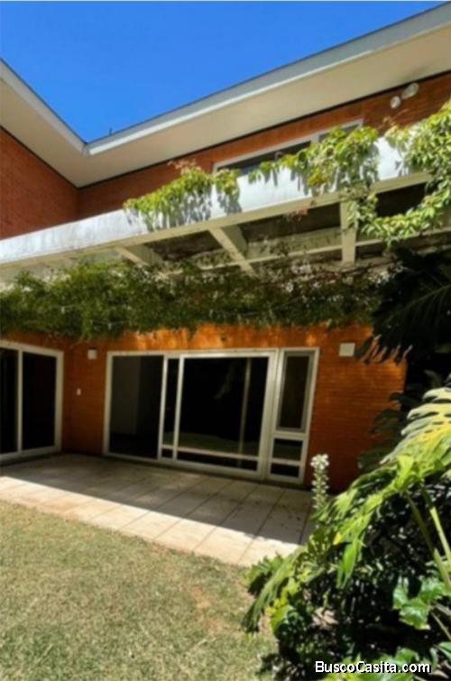 Casa  en renta en condominio zona 10