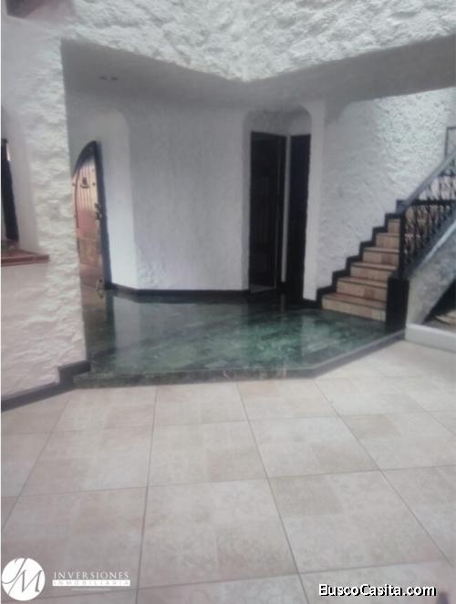 Casa en renta en zona 10 dentro de Condominio 