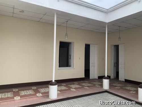 Amplia casa en venta en zona 1