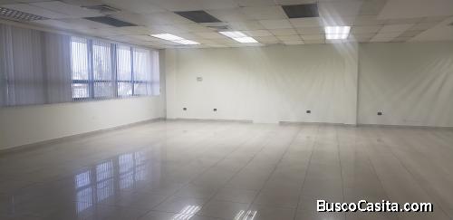 Rento Oficina en zona 9 de 182mts