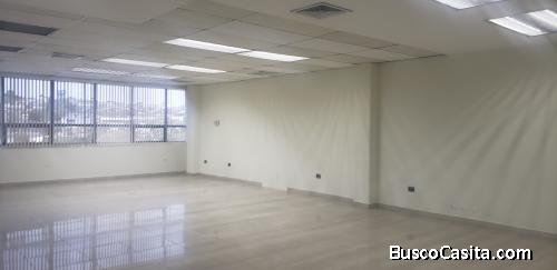 Rento Oficina en zona 9 de 182mts