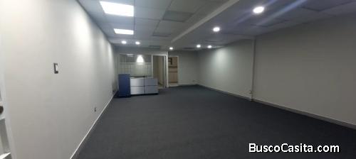 En Renta Amplio Local/Oficina de 80 Mts en Edificio Zona 14 