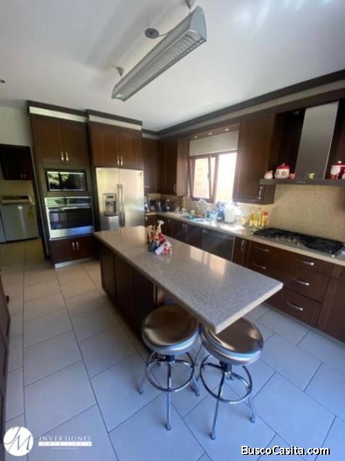 Preciosa Casa en venta dentro de Condominio en zona 16