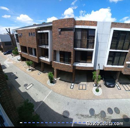 Vive en zona 14 dentro de Garita, La villa