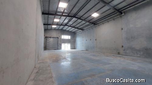 Bodega en Complejo Comercial z. 18 en renta