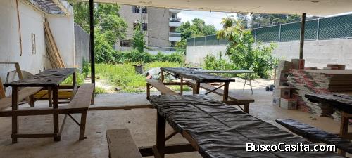 Alquilo amplio Terreno con construcción en Zona 14